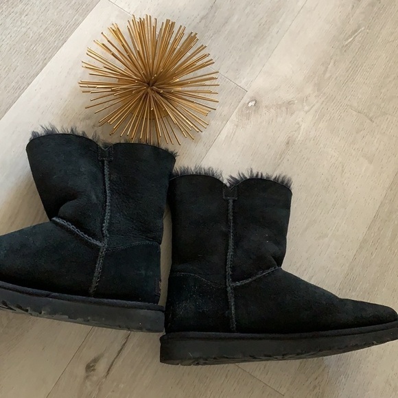 UGG Bailey Button Black Boots size 6 leather sheepskin lining winter cozy - Picture 2 of 16